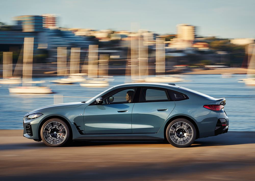 Le coupé à quatre portes électrique BMW i4 s'offre une mise à jour