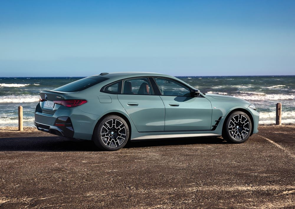 Le coupé à quatre portes électrique BMW i4 s'offre une mise à jour