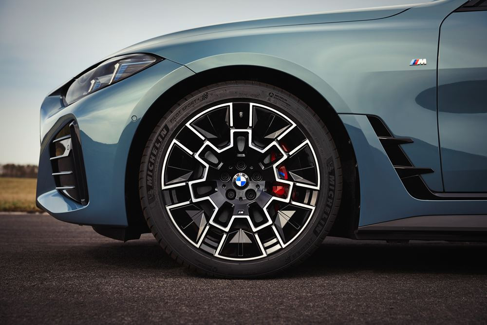 Le coupé à quatre portes électrique BMW i4 s'offre une mise à jour