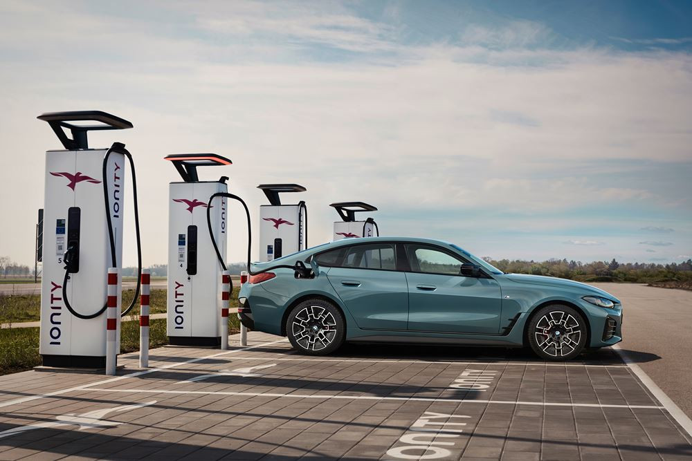 Le coupé à quatre portes électrique BMW i4 s'offre une mise à jour