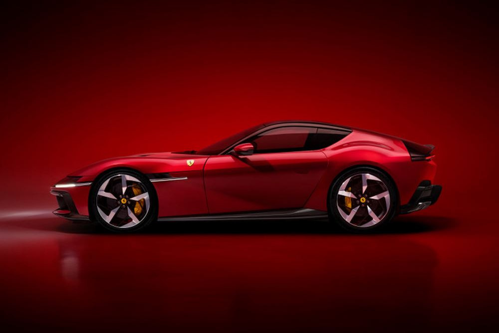 La berlinette deux places Ferrari 12Cilindri incarne l'ADN du Cheval Cabré