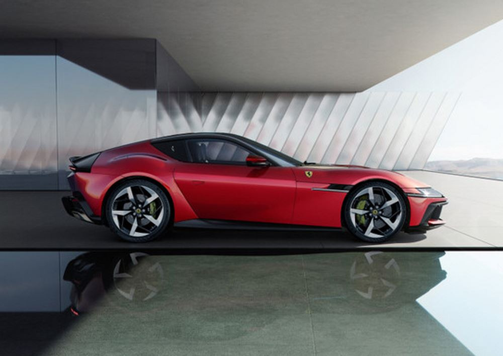 La berlinette deux places Ferrari 12Cilindri incarne l'ADN du Cheval Cabré