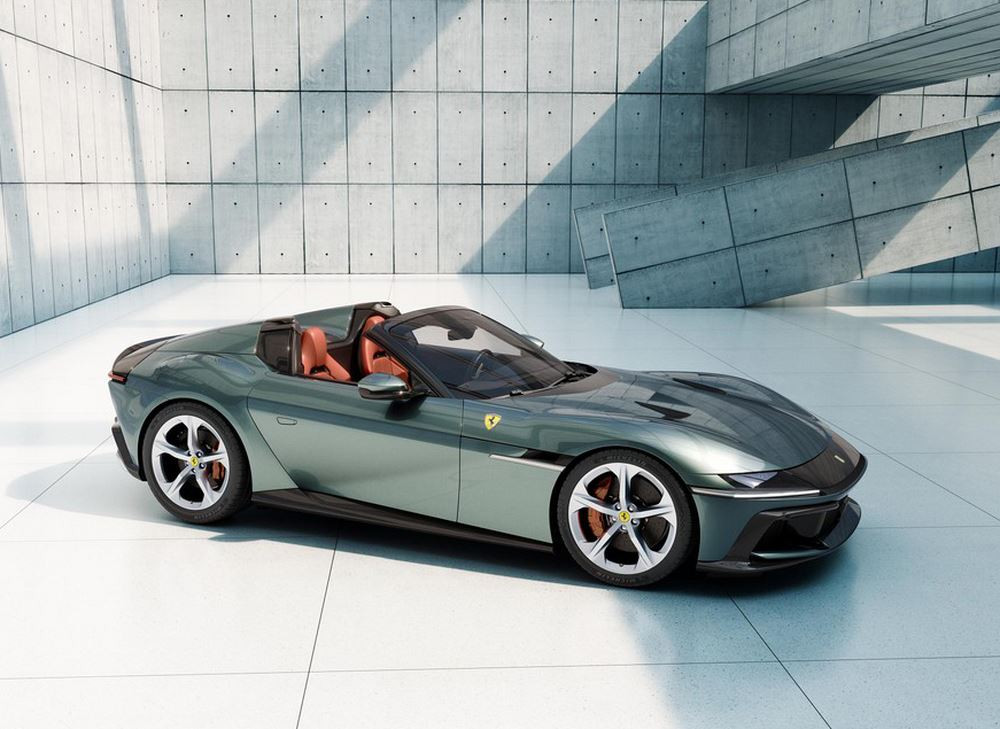 La Ferrari 12Cilindri Spider à V12 atmosphérique central avant est conçue pour la conduite à ciel ouvert