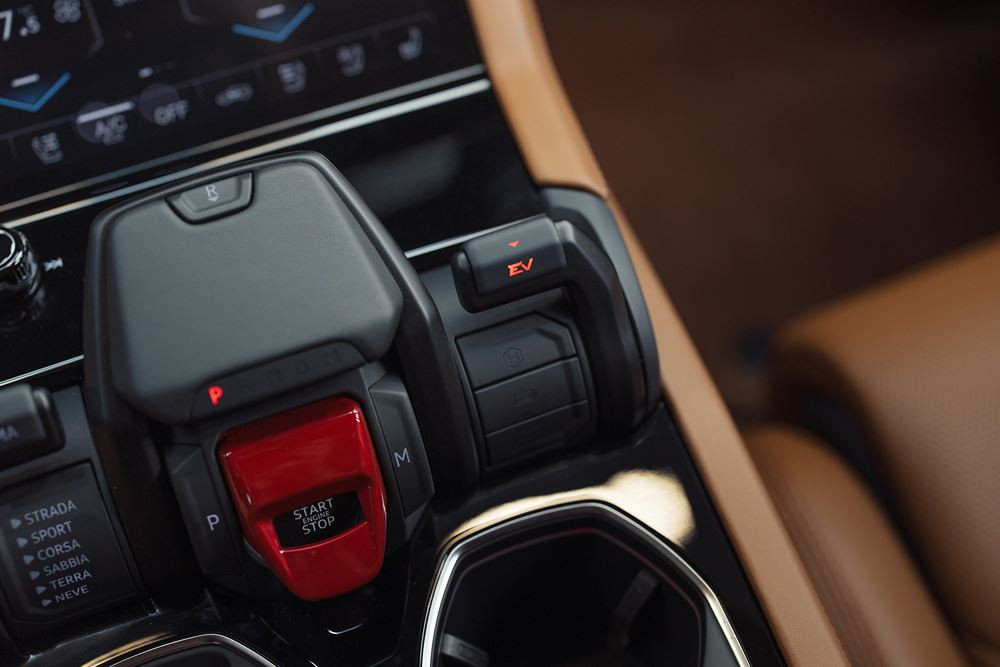 Le SUV Lamborghini Urus s'offre une mise à jour et une motorisation hybride rechargeable de 800 ch