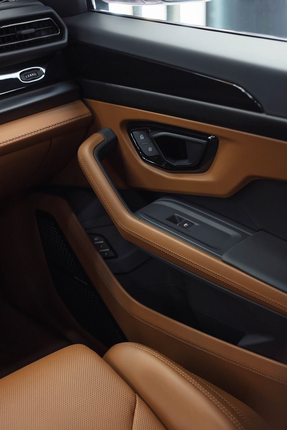 Le SUV Lamborghini Urus s'offre une mise à jour et une motorisation hybride rechargeable de 800 ch
