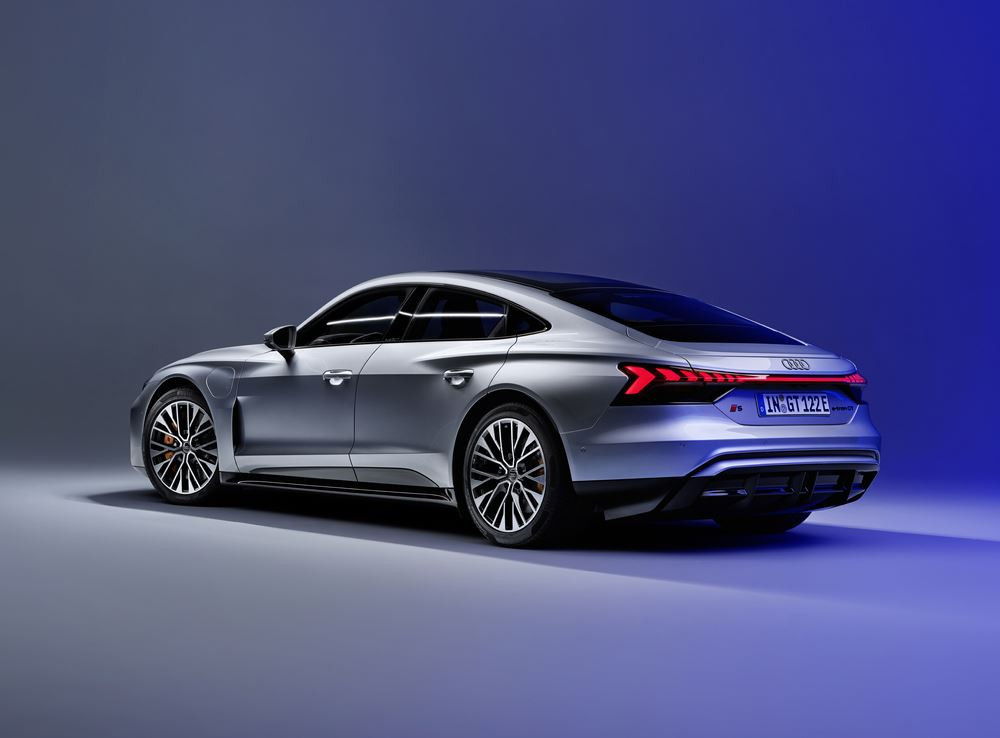 La berline sportive électrique Audi e-tron GT bénéfice d'une mise à jour