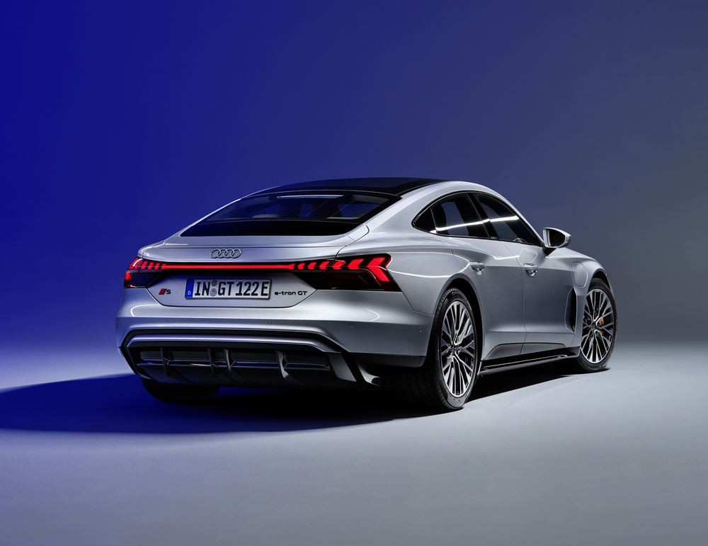La berline sportive électrique Audi e-tron GT bénéfice d'une mise à jour