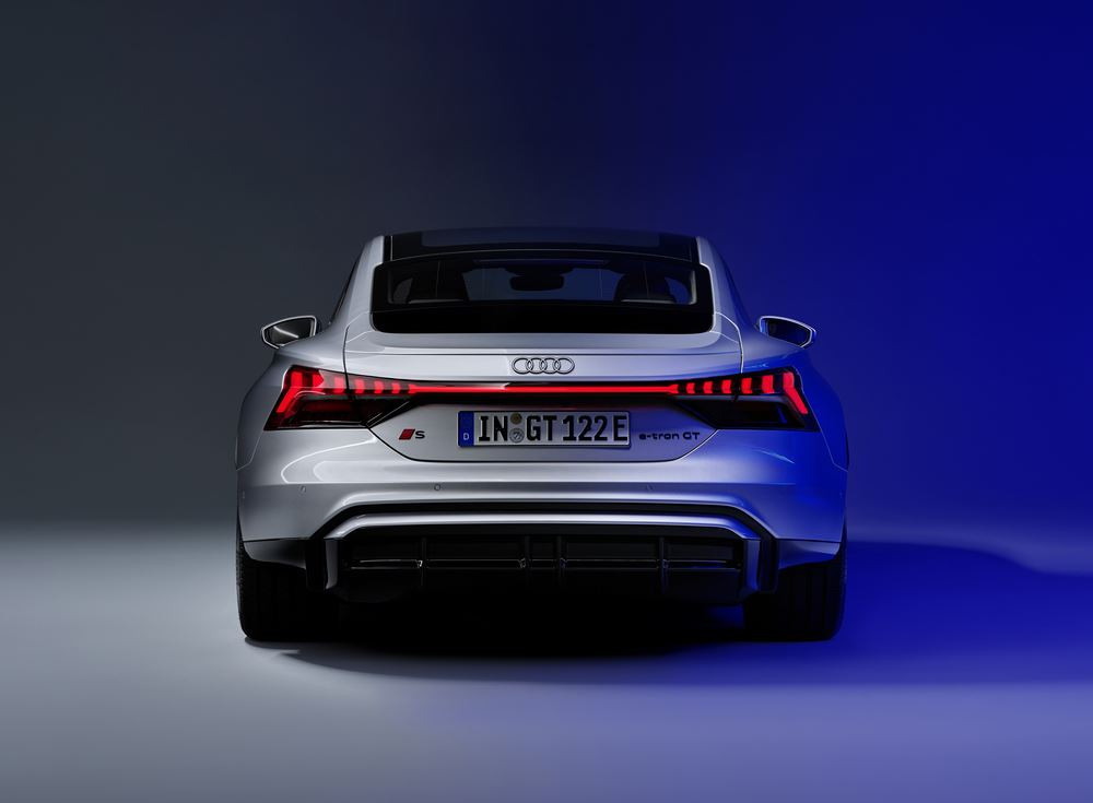 La berline sportive électrique Audi e-tron GT bénéfice d'une mise à jour