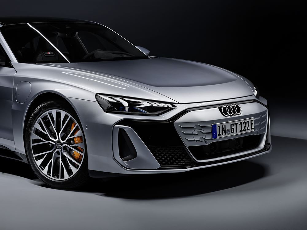 La berline sportive électrique Audi e-tron GT bénéfice d'une mise à jour