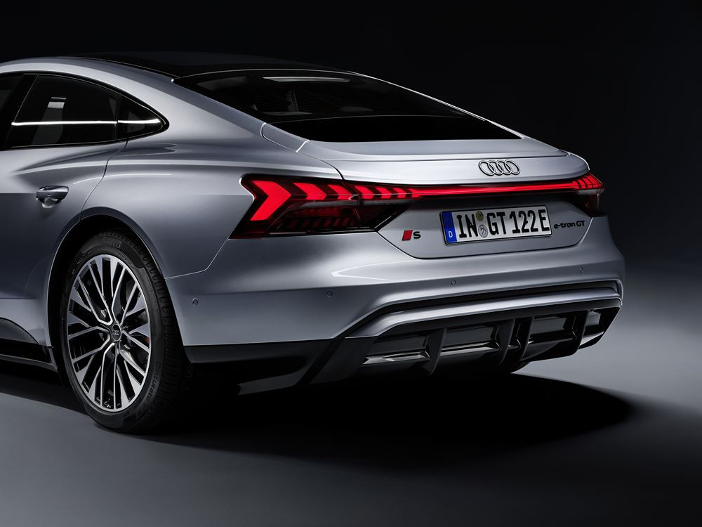 La berline sportive électrique Audi e-tron GT bénéfice d'une mise à jour