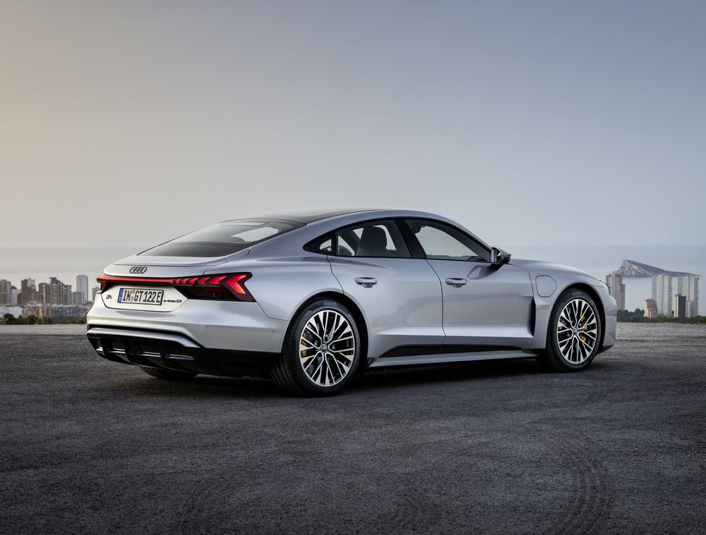 La berline sportive électrique Audi e-tron GT bénéfice d'une mise à jour