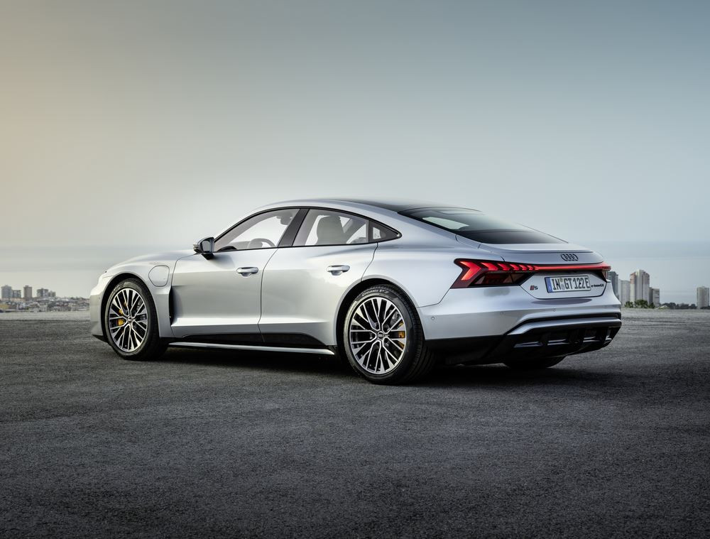 La berline sportive électrique Audi e-tron GT bénéfice d'une mise à jour