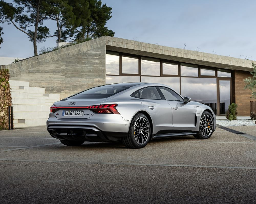 La berline sportive électrique Audi e-tron GT bénéfice d'une mise à jour