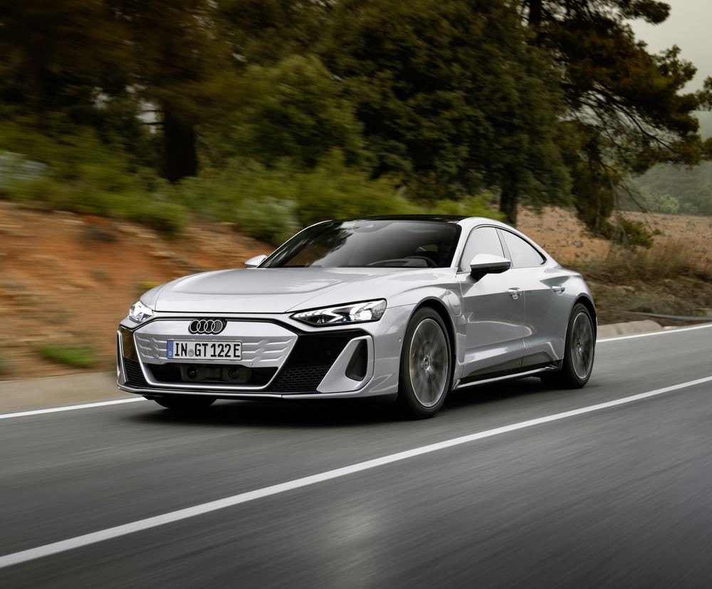 La berline sportive électrique Audi e-tron GT bénéfice d'une mise à jour
