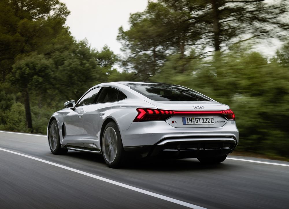La berline sportive électrique Audi e-tron GT bénéfice d'une mise à jour