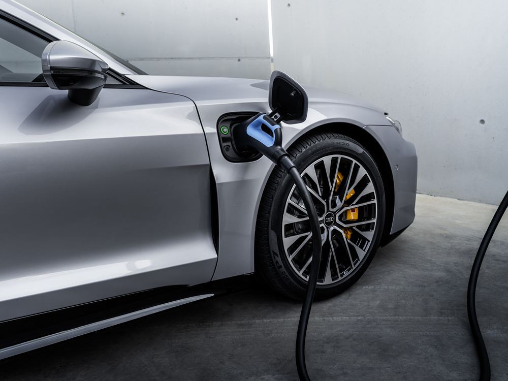 La berline sportive électrique Audi e-tron GT bénéfice d'une mise à jour