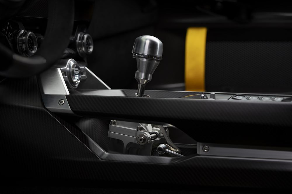 La supercar Aston Martin Valiant embarque un bloc V12 de 745 ch