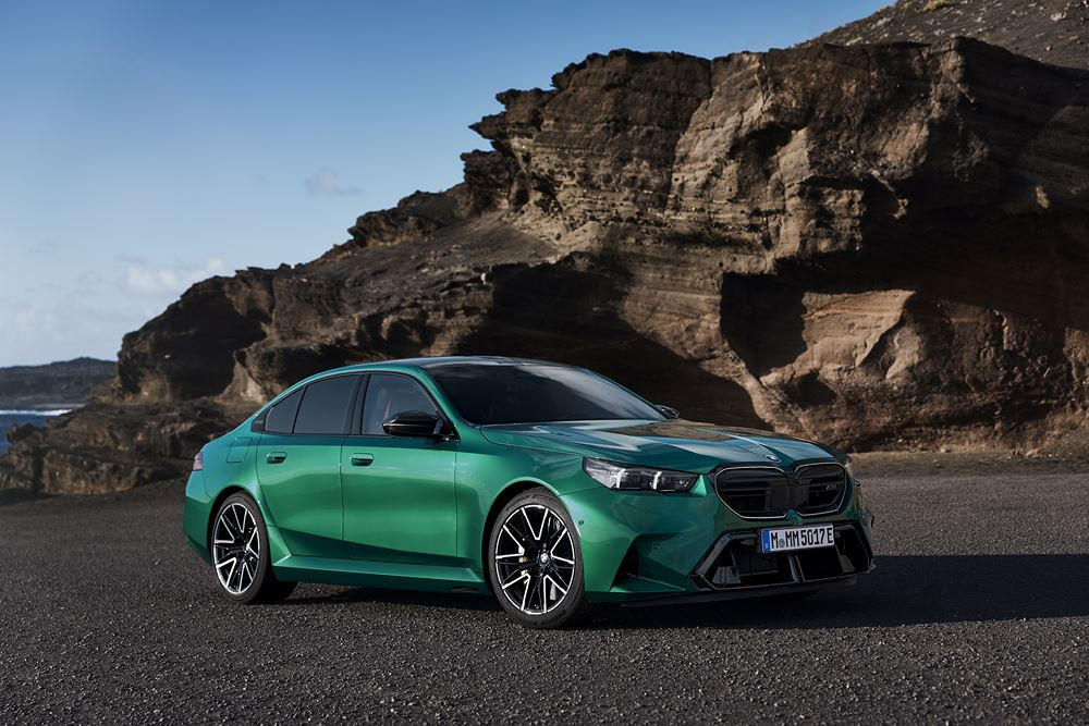 La berline hautes performances électrifiée BMW M5 embarque une motorisation M Hybrid de 727 ch