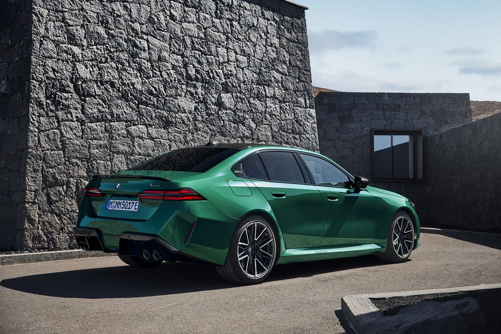 La berline hautes performances électrifiée BMW M5 embarque une motorisation M Hybrid de 727 ch