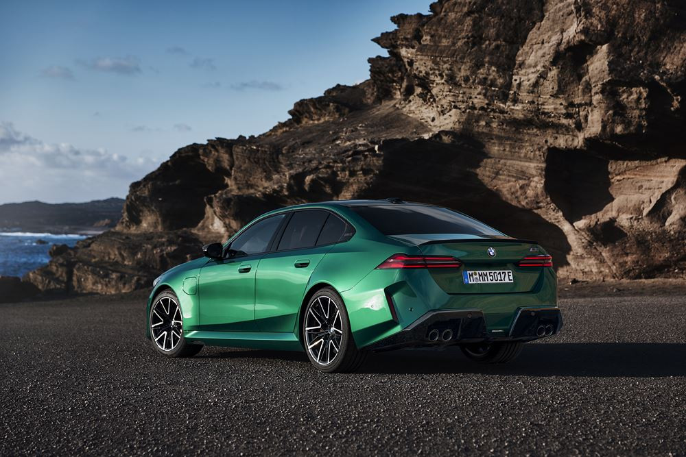 La berline hautes performances électrifiée BMW M5 embarque une motorisation M Hybrid de 727 ch
