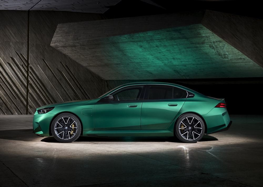 La berline hautes performances électrifiée BMW M5 embarque une motorisation M Hybrid de 727 ch