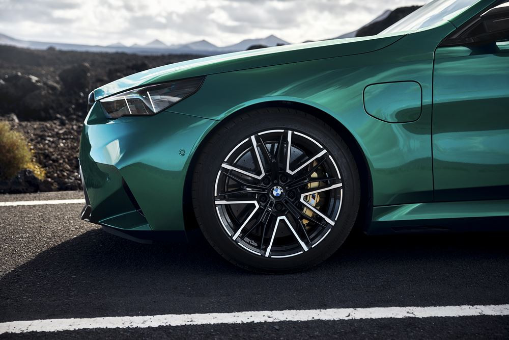 La berline hautes performances électrifiée BMW M5 embarque une motorisation M Hybrid de 727 ch