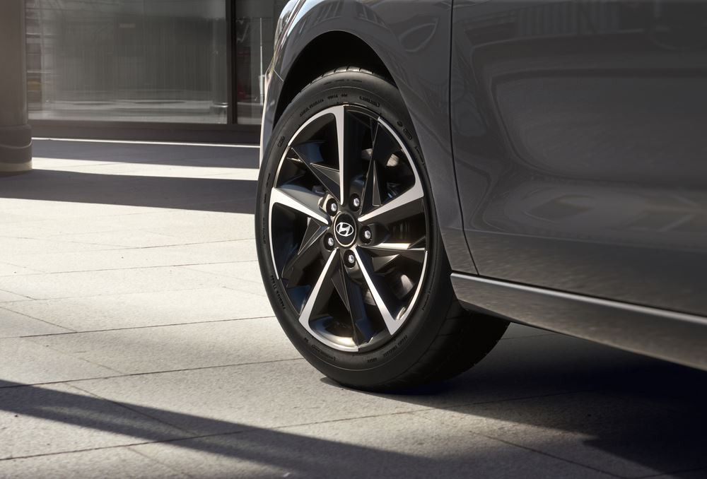 La berline compacte Hyundai i30 restylée bénéficie d'un design très légèrement modernisé