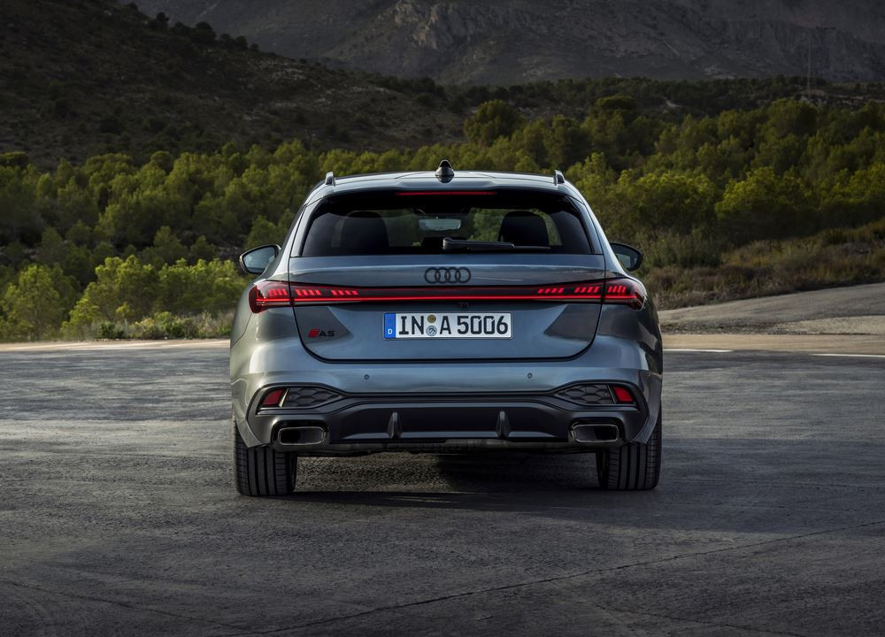 L'Audi A5 Avant affiche une ligne de toit dynamique qui recouvre une lunette arrière plate