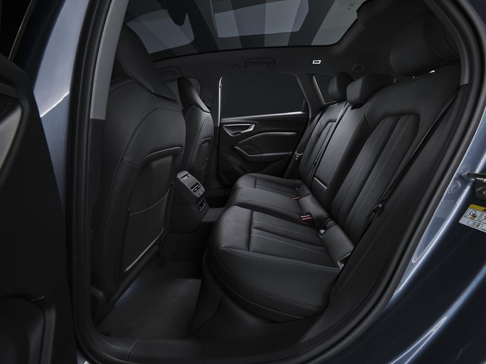 L'Audi A5 Avant affiche une ligne de toit dynamique qui recouvre une lunette arrière plate
