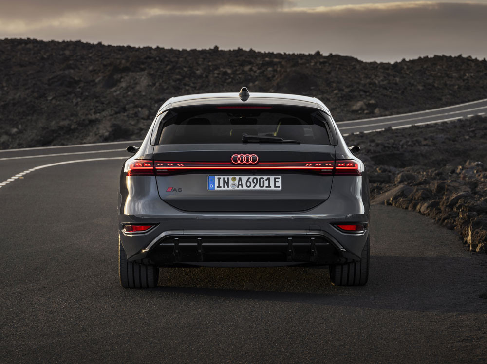 L’Audi A6 Avant e-tron se caractérise par une ligne de toit plate avec un montant D incliné vers l'avant