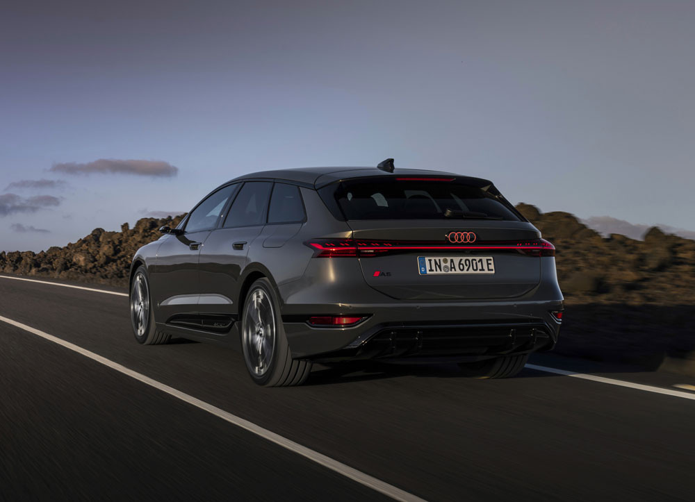 L’Audi A6 Avant e-tron se caractérise par une ligne de toit plate avec un montant D incliné vers l'avant