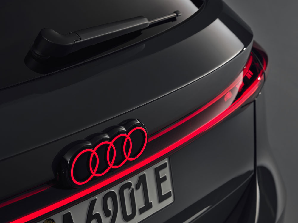 L’Audi A6 Avant e-tron se caractérise par une ligne de toit plate avec un montant D incliné vers l'avant