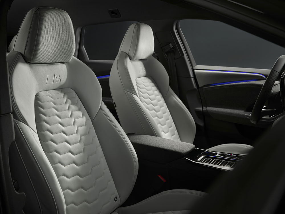 L’Audi A6 Avant e-tron se caractérise par une ligne de toit plate avec un montant D incliné vers l'avant