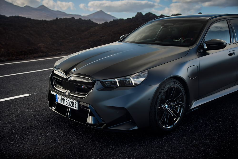 Le break hautes performances BMW M5 Touring embarque une motorisation M Hybrid de 727 ch