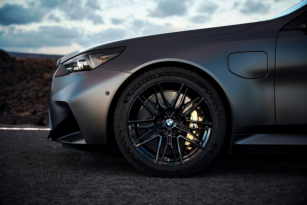 Le break hautes performances BMW M5 Touring embarque une motorisation M Hybrid de 727 ch