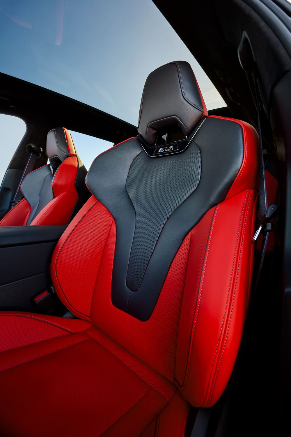 Le break hautes performances BMW M5 Touring embarque une motorisation M Hybrid de 727 ch