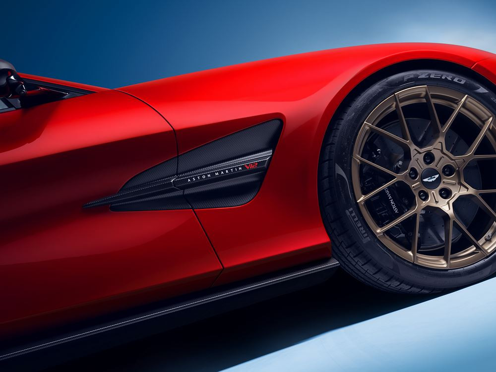L'Aston Martin Vanquish embarque un V12 bi-turbo de 835 ch pour 1 000 Nm de couple