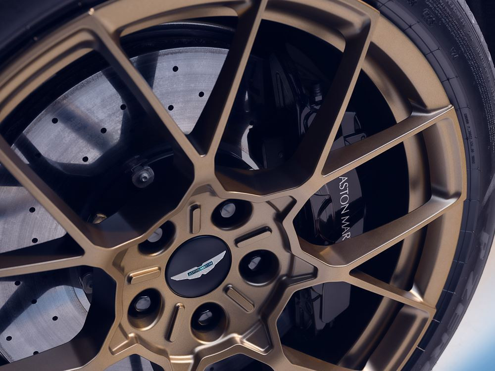 L'Aston Martin Vanquish embarque un V12 bi-turbo de 835 ch pour 1 000 Nm de couple