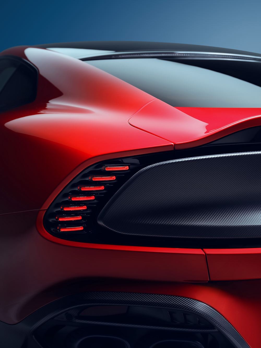 L'Aston Martin Vanquish embarque un V12 bi-turbo de 835 ch pour 1 000 Nm de couple