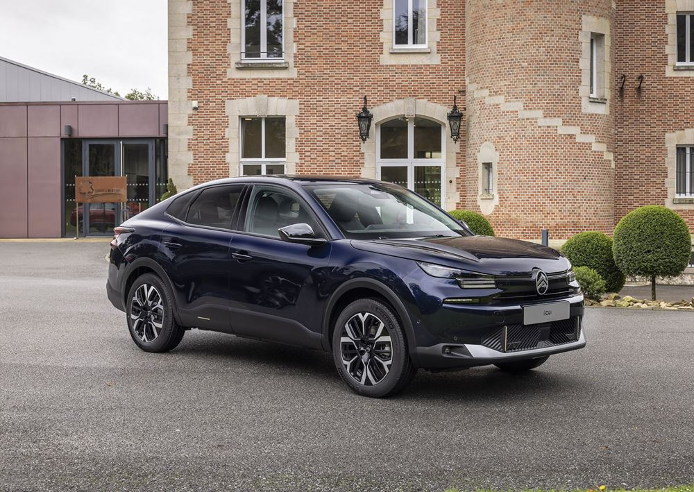La berline quatre portes électrique Citroën ë-C4 X 115 kW / 54 kWh revendique jusqu'à 425 km d'autonomie WLTP