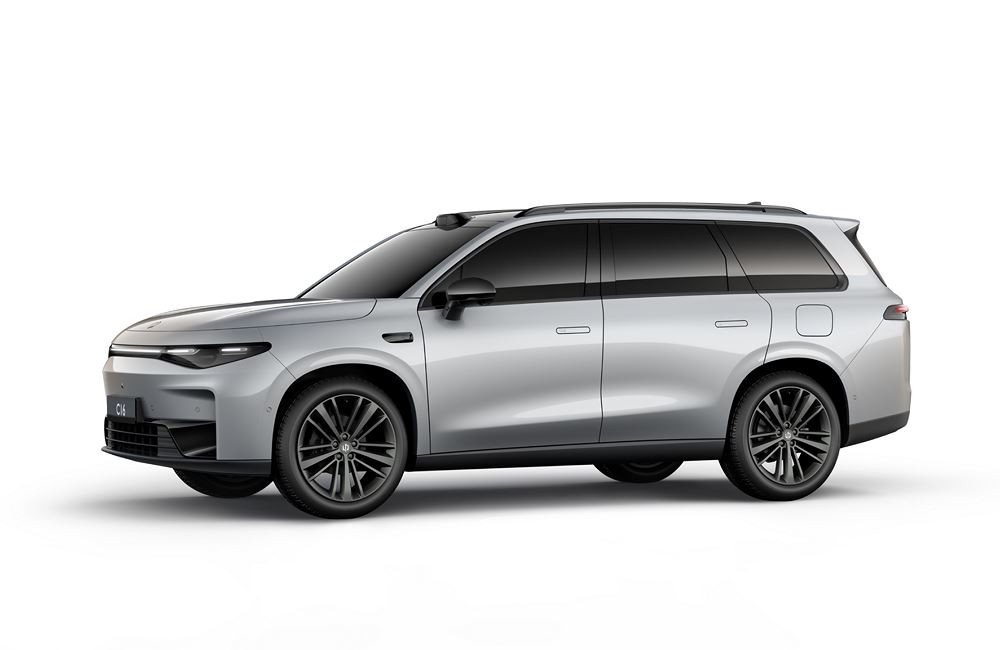 Le grand SUV électrique Leapmotor C16 offre jusqu'à six places sur trois rangées de sièges