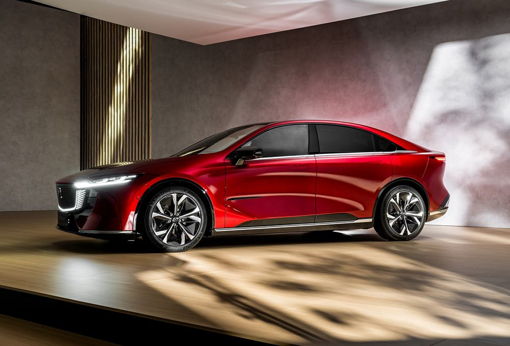 La grande berline électrique Mazda6e affiche une esthétique fluide et moderne