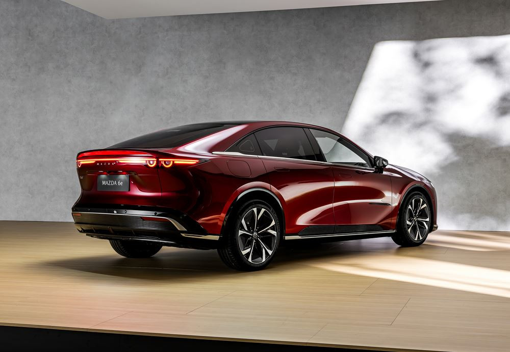 La grande berline électrique Mazda6e affiche une esthétique fluide et moderne