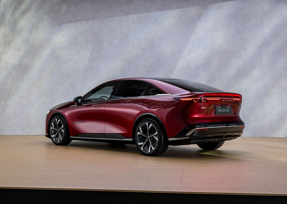 La grande berline électrique Mazda6e affiche une esthétique fluide et moderne