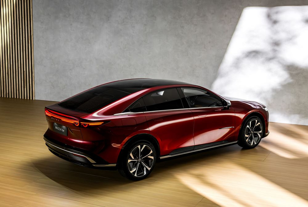 La grande berline électrique Mazda6e affiche une esthétique fluide et moderne