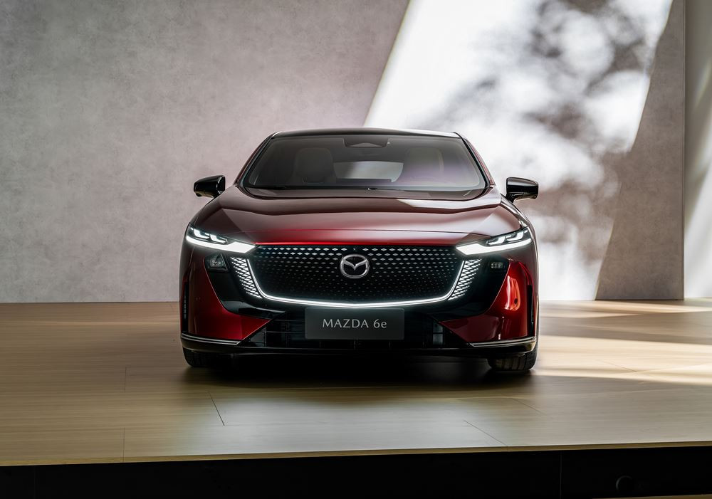 La grande berline électrique Mazda6e affiche une esthétique fluide et moderne