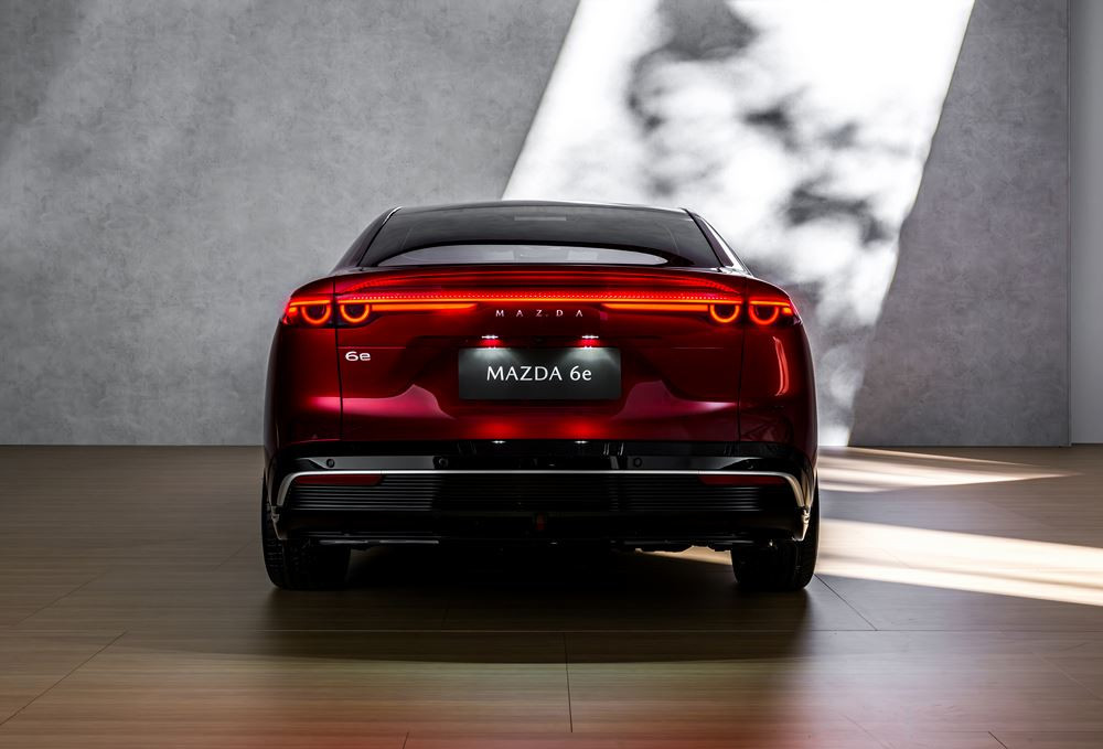 La grande berline électrique Mazda6e affiche une esthétique fluide et moderne