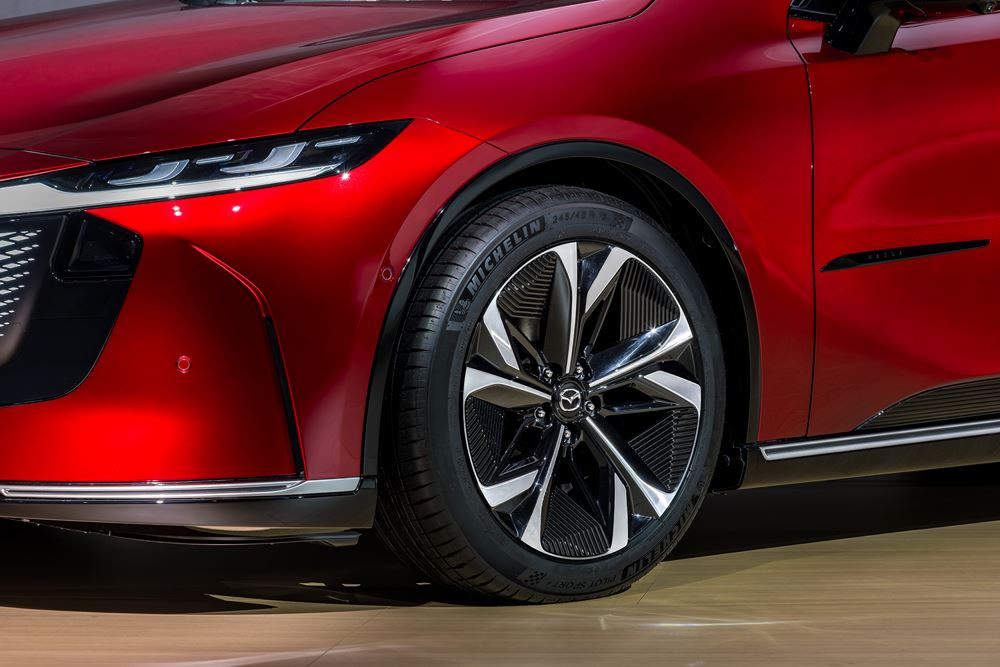 La grande berline électrique Mazda6e affiche une esthétique fluide et moderne