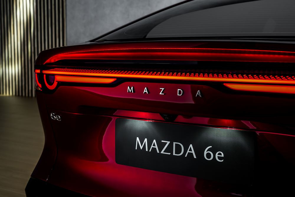 La grande berline électrique Mazda6e affiche une esthétique fluide et moderne
