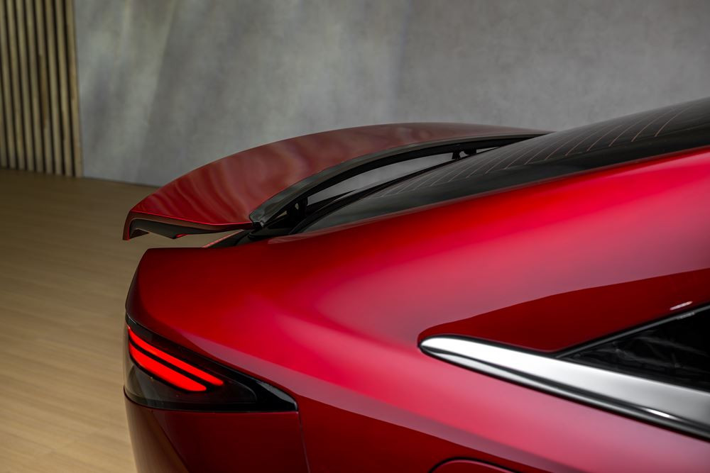 La grande berline électrique Mazda6e affiche une esthétique fluide et moderne